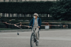 Πολίτης με μάσκα στη Γαλλία