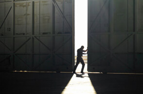 Άνδρας ανοίγει την πόρτα σε αποθήκη