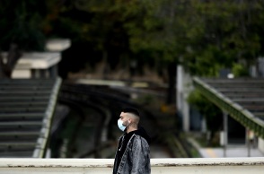 Πολίτες με μάσκα στους δρόμους της Αθήνας