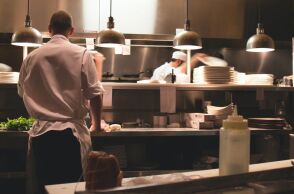 Σεφ σε επαγγελματική κουζίνα