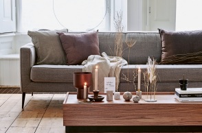 Σαλόνι με καναπέ και ξύλινο τραπεζάκι με διακοσμητικά