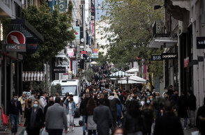 Πλήθος κόσμου στην Ερμού μια ημέρα πριν ξεκινήσει το καθολικό lockdown