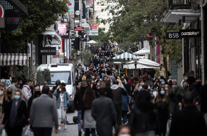 ΚΙΝΗΣΗ ΚΑΙ ΟΥΡΕΣ ΣΕ ΚΑΤΑΣΤΗΜΑΤΑ ΣΤΗΝ ΕΡΜΟΥ