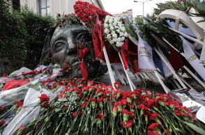 Στεφάνια και λουλούδια στο μνημείο για τους νεκρούς του Πολυτεχνείου