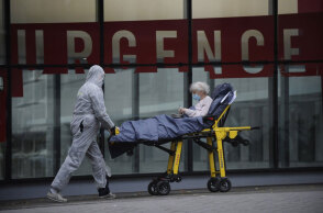 Κορωνοϊός στη Γαλλία - Διακομιδή ασθενούς σε νοσοκομείο στο Παρίσι