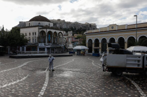 Lockdown: Δεν κυκλοφορεί «ψυχή» στην πλατεία στο Μοναστηράκι, με συνεργείο του Δήμου Αθηναίων να προχωρεί σε απολύμανση