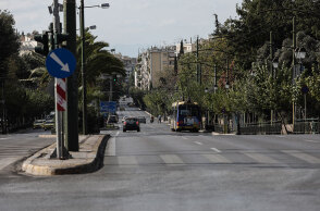 Έρημος δρόμος στο κέντρο της Αθήνας μετά την ενεργοποίηση του lockdown το πρωί του Σαββάτου 7 Νοεμβρίου 2020