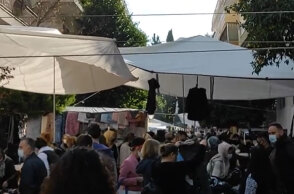 Το... αδιαχώρητο σε λαϊκή αγορά στη Θεσσαλονίκη την πρώτη ημέρα του νέου lockdown για τον κορωνοϊό