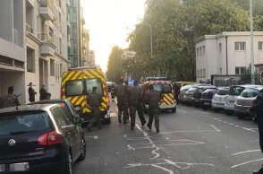 Αστυνομικοί και ασθενοφόρα έξω από την εκκλησία στη Λυών όπου πυροβολήθηκε ορθόδοξος ιερέας