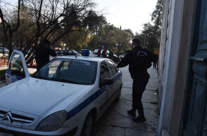 Αστυνομικοί βγαίνουν από περιπολικό (ΦΩΤΟ ΑΡΧΕΙΟΥ)