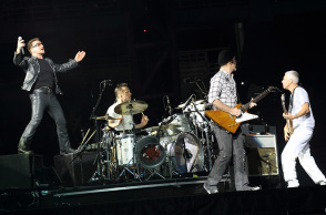 Στιγμιότυπο από τη συναυλία των U2 στην Αθήνα 