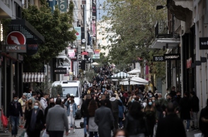 Κίνηση και ουρές σε καταστήματα στην Ερμού πριν το lockdown στη χώρα 