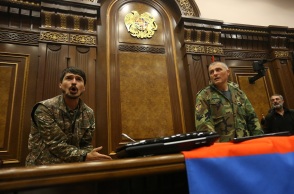 Διαδηλωτές διαμαρτύρονται στο αρμενικό κοινοβούλιο για τον τερματισμό των συγκρούσεων στο Ναγκόρνο-Καραμπάχ