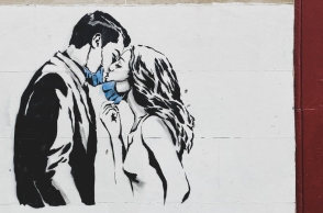 Γκράφιτι με ζευγάρι, εμπνευσμένο από την covid-19