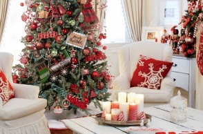 Σαλόνι με πολυθρόνες και στολισμένο χριστουγεννιάτικο δέντρο