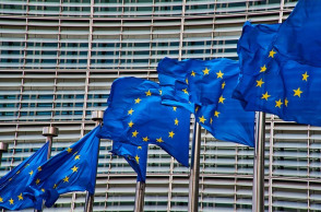 Covid-19: Η ΕΕ υπογράφει συμβόλαιο με την Pfizer για το εμβόλιο