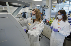 Άδεια χρήσης έκτακτης ανάγκης για τη θεραπευτική αντιμετώπιση της νόσου COVID-19, έλαβε από τον FDA το αντίσωμα bamlanivimab (LY-CoV555) της Εταιρείας Lilly.