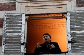 Ο τενόρος Στ.Σενεσάλ τραγουδά πια μόνο στο μπαλκόνι του