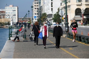 Πολίτες με μάσκα στην παραλία της Θεσσαλονίκης
