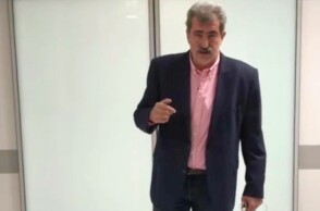 Ο Παύλος Πολάκης έξω από τη ΜΕΘ του Σωτηρία