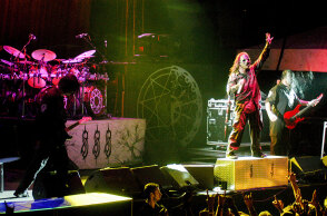 Στιγμιότυπο από τη συναυλία των Slipknot στο Θέατρο Λυκαβηττού το 2005