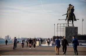 Πολίτες περπατούν στην παραλία της Θεσσαλονίκης