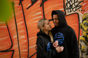 Μοντέλα που φορούν ρούχα Theta Clothes