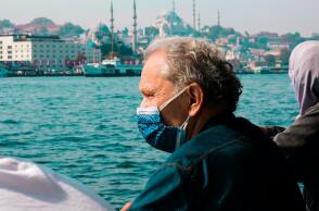 Πολίτης με μάσκα στην Τουρκία 