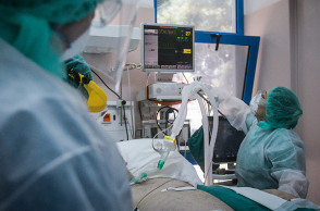 ΝΟΣΟΚΟΜΕΙΟ ΑΝΑΦΟΡΑΣ COVID-19 "ΣΩΤΗΡΙΑ"-ΣΤΙΓΜΙΟΤΥΠΑ ΑΠΟ ΤΗΝ ΜΟΝΑΔΑ ΕΝΤΑΤΙΚΗΣ ΘΕΡΑΠΕΙΑΣ 