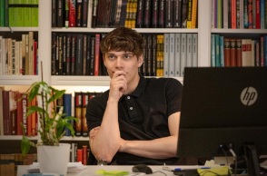 Ο Björn Mosten στη σειρά «Έρωτας & Αναρχία» (Love & Anarchy) του Netflix