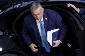 Ο πρωθυπουργός της Ουγγαρίας Βίκτορ Όρμπαν την ώρα που βγαίνει από το αυτοκίνητο