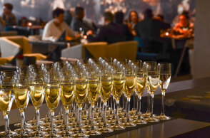 Ποτήρια με σαμπάνια σε κατάστημα εστίασης τα Χριστούγεννα