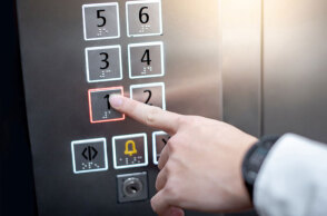 Άνδρας πατά το κουμπί σε ανελκυστήρα