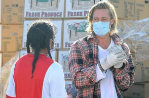 Ο Μπραντ Πιτ μπροστά από το φορτηγό με τα κιβώτια γεμάτα τρόφιμα και είδη πρώτης ανάγκης για άπορες οικογένειες σε γειτονιά του Λος Άντζελες