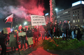 Μαζικές διαμαρτυρίες κατά της αυστηρότερης νομοθεσίας για τις αμβλώσεις συνεχίζονται σε όλη την Πολωνία
