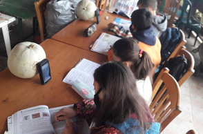 Μαθητές στο χωριό Πεύκη του δήμου Πύργου