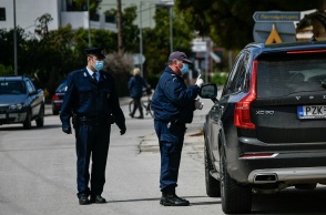 Έλεγχοι των αστυνομικών για την κυκλοφορία οχημάτων εν μέσω lockdown