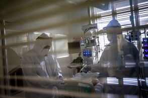 Γιατροί σε Μονάδα Εντατικής Θεραπείας