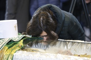 Λαϊκό προσκύνημα για τον Πατριάρχη Ειρηναίο