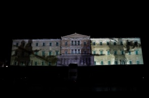 Οπτικό αφιέρωμα στις Ένοπλες Δυνάμεις στο κεντρικό κτίριο της Βουλής