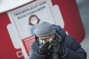 Άνδρας με προστατευτική μάσκα για τον κορωνοϊό