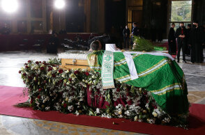 Ιερέας προσκυνά το φέρετρο μέσα στο οποίο βρίσκεται η σορός του Πατριάρχη Σερβίας Ειρηναίου