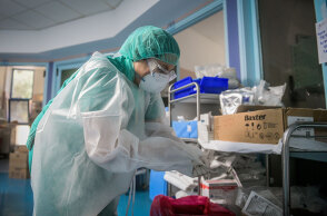 Νοσηλευτές και γιατροί με προστατευτικές στολές για τον κορωνοϊό στην Εντατική του νοσοκομείου «Σωτηρία»