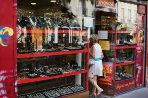 Γυναίκα μπαίνει σε κατάστημα με κοσμήματα στο Παρίσι