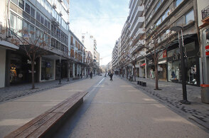 Lockdown για τον κορωνοϊό στη Θεσσαλονίκη: Κλειστά μαγαζιά σε εμπορικό δρόμο της πόλης