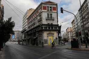 Ποδηλάτες σε έρημο δρόμο στο κέντρο της Αθήνας εν μέσω lockdown για τον κορωνοϊό
