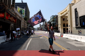 Οπαδός της Qanon στο Λος Άντζελες διαδηλώνει κατά των ηθοποιών του Χόλυγουντ