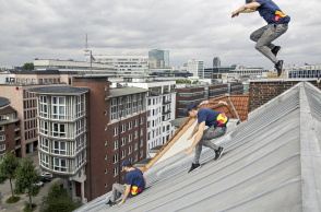 Ο αθλητής της Red Bull, Jason Paul ταξιδεύει ως το Αμβούργο και δείχνει σε ένα βίντεο τι συμβαίνει κάθε φορά που πέφτει το κινητό ενός freerunner.