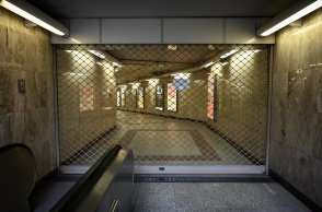 Κατεβασμένα ρολά σε σταθμό του μετρό 