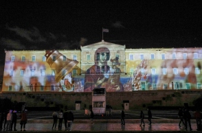 ΠΡΟΒΟΛΗ ΒΙΝΤΕΟ ΣΤΗΝ ΕΞΩΤΕΡΙΚΗ ΠΡΟΣΟΨΗ ΤΟΥ ΚΤΙΡΙΟΥ ΤΗΣ ΒΟΥΛΗΣ ΓΙΑ ΤΑ ΕΙΣΟΔΙΑ ΤΗΣ ΘΕΟΤΟΚΟΥ